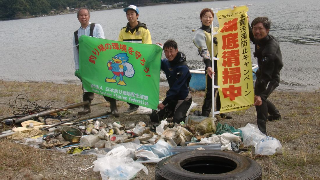 西湖での湖底清掃に参加したメンバーと回収したゴミ